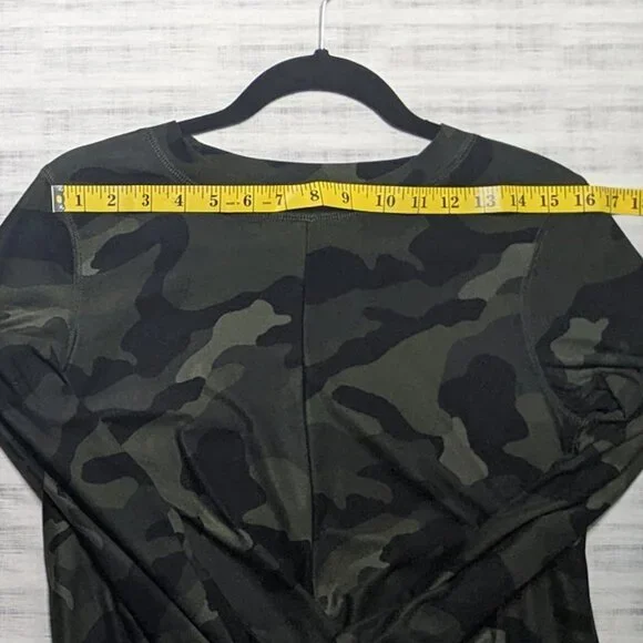 Old Navy Active Long Sleeve Medium Top Camo - Picture 3 of 7